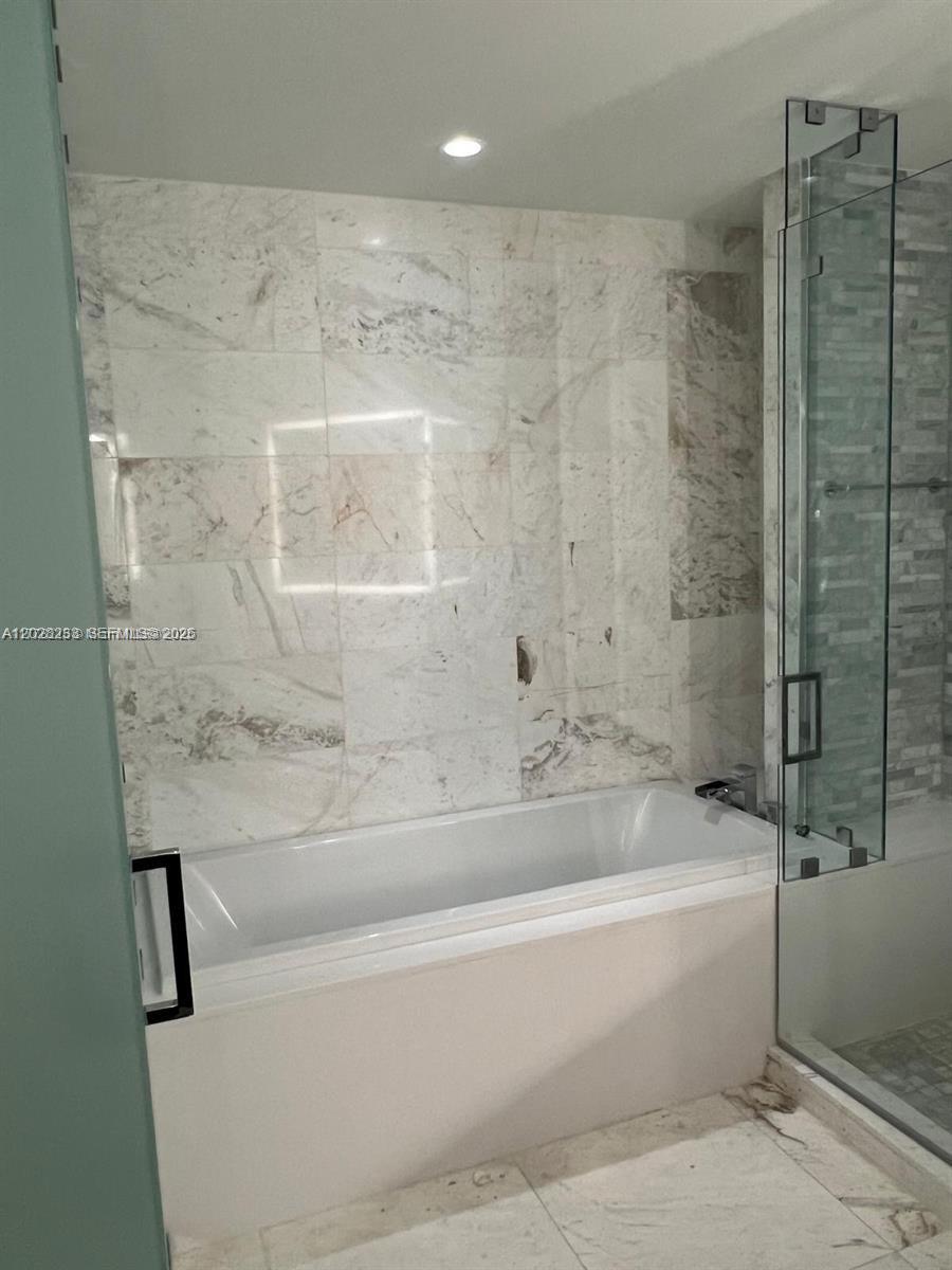 PARAMOUNT MIAMI WORLDCENT - Residential Lease