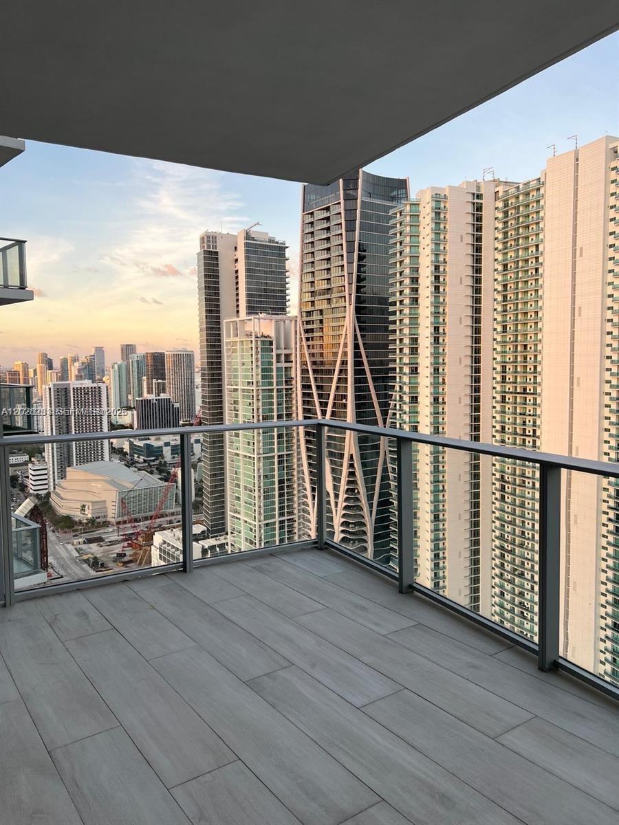 PARAMOUNT MIAMI WORLDCENT - Residential Lease