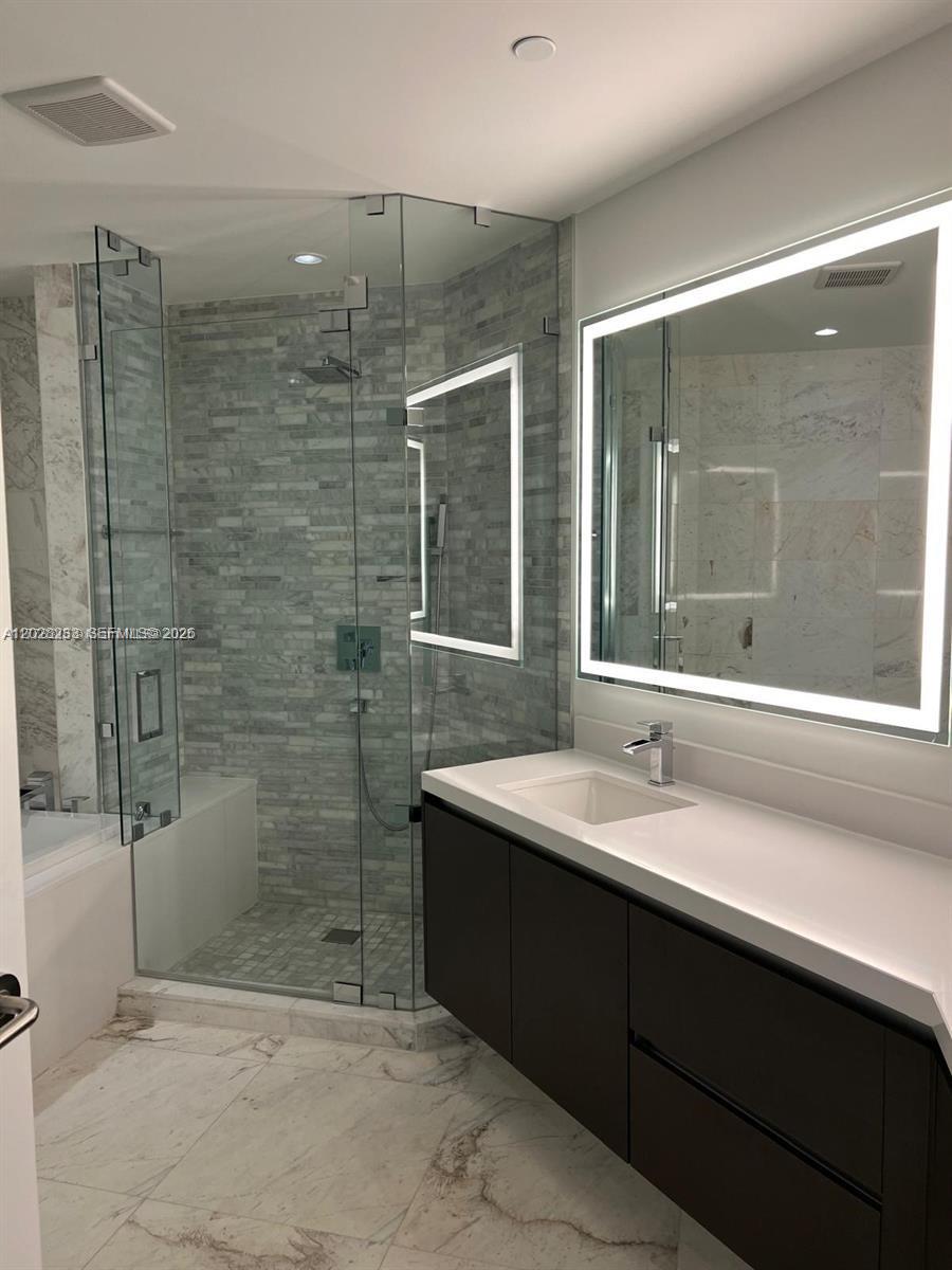 PARAMOUNT MIAMI WORLDCENT - Residential Lease