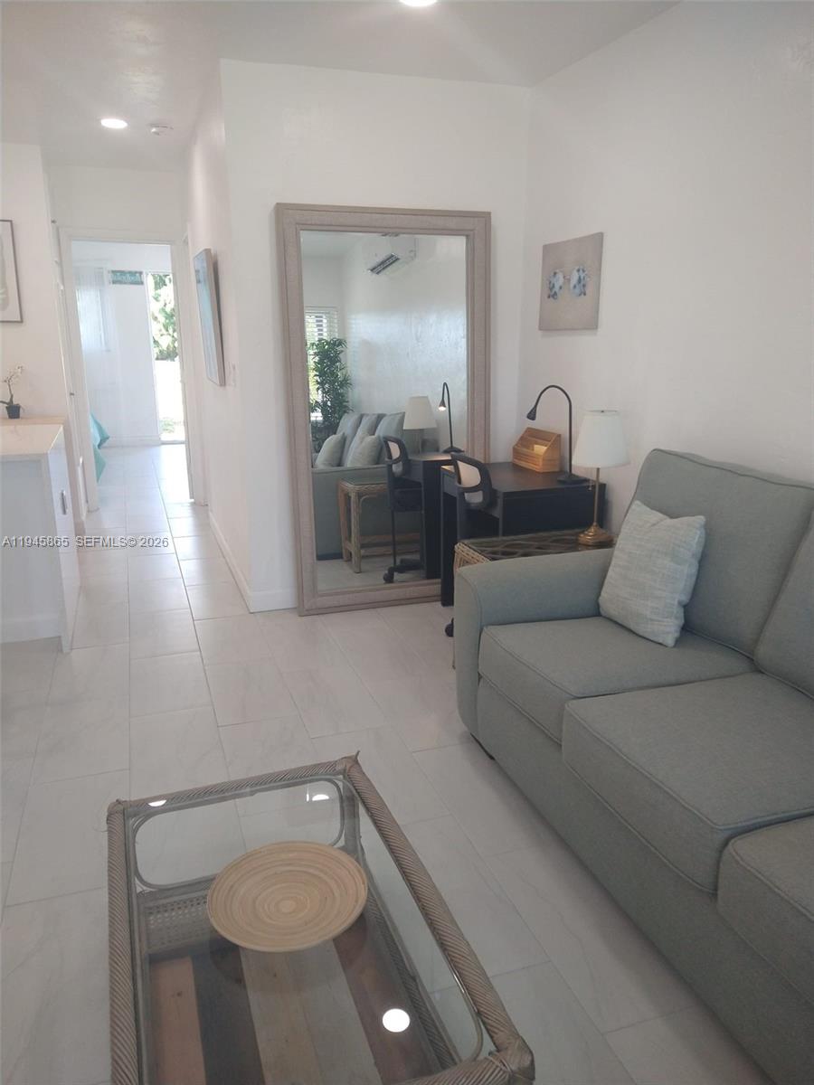 PASADENA GARDEN APARTMENT - Residential