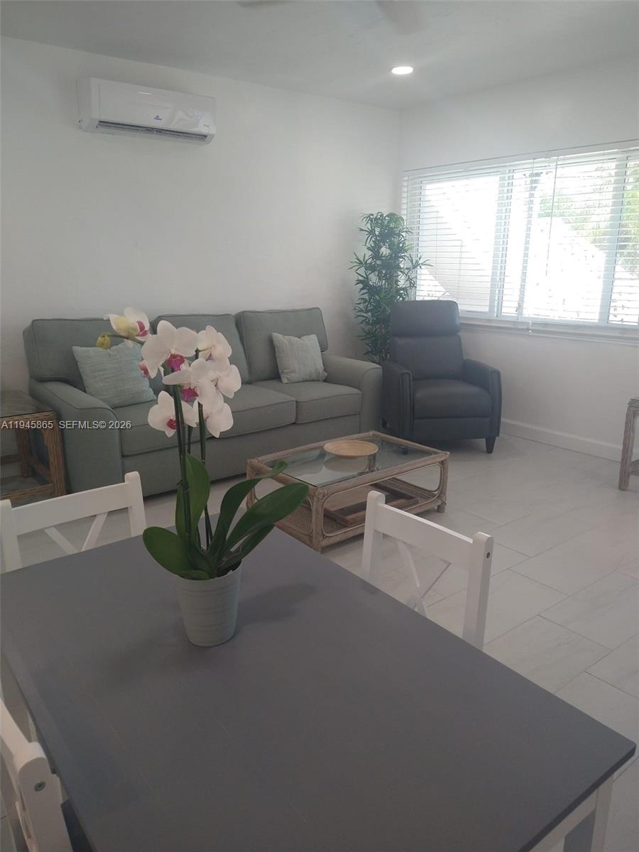 PASADENA GARDEN APARTMENT - Residential