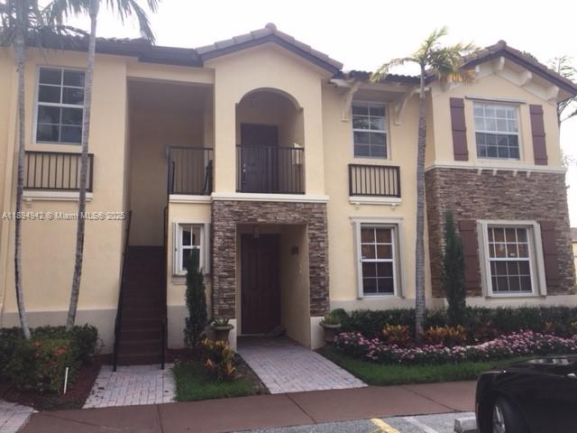 A great home at Villas of Carmel! 2-Story Townhouse. Best option around!!! 3 large bedrooms and 2 full
bathrooms. Next to Baptist Hospital. An elegant gated community, 24 hr attended security entry gate. Near Black Point Marina, Florida Keys, Turnpike and US-1. Tons of natural light, great schools, great option for Families!!! It won't last.