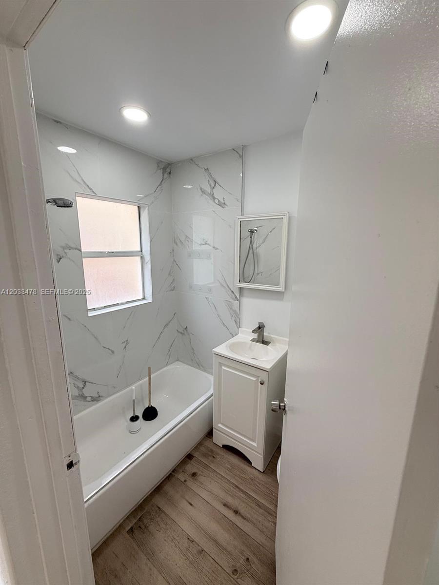 HOLLYWOOD - Residential Lease