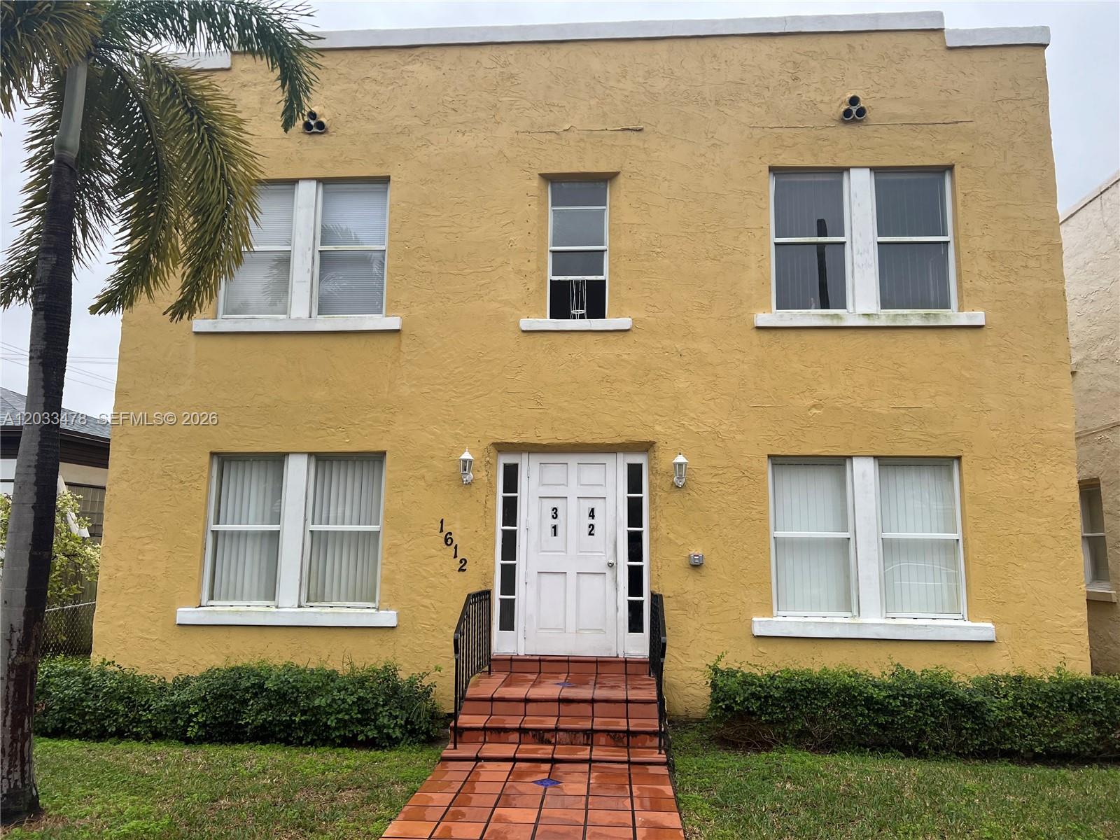 ON HARRISON STREET EAST OF US 1. FIRST-FLOOR APARTMENT, STEPS TO YOUNG CIRCLE, RESTAURANTS,SHOPPING, AND ENTERTAINMENT MINUTES TO BEACH. QUICK MOVE IN. RENT INCLUDES WATER & TRASH.Laundry room on-site for tenants !!!