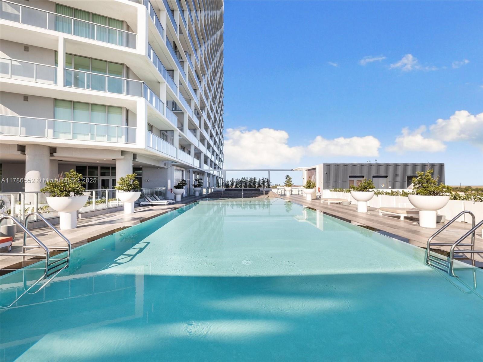 METROPICA NORTH TOWER ONE - Residential