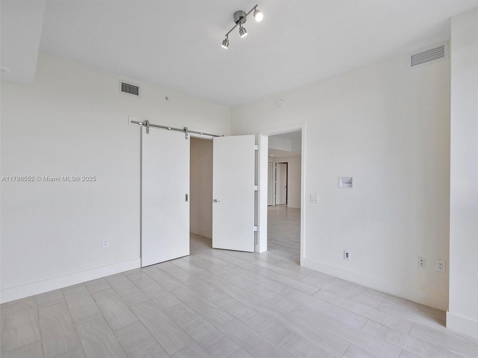 METROPICA NORTH TOWER ONE - Residential