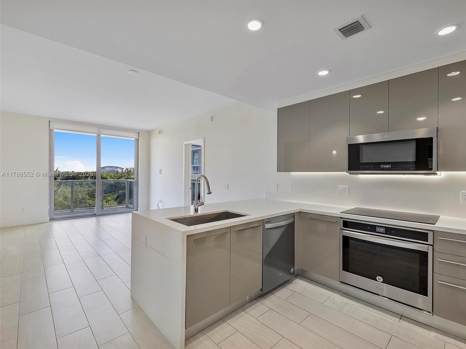 METROPICA NORTH TOWER ONE - Residential