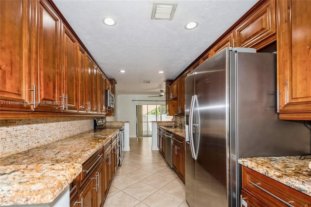 OAKWOOD ON THE GREEN COND - Residential Lease