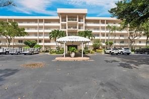 3 BEDROOMS,2 BATHROOMS, LIVING IS YOURS WITH BEAUTIFUL GOLF COURSE VIEWS, HEATED POOL AND CLUBHOUSE WITH BBQ GRILLS , KITCHEN AND SAUNAS, CLUBHOUSE WITH RESTAURANT PROSHOP AND PARK WITH BASKETBALL, TENNIS,VOLLEYBALL, PICKLEBALL AND PLAYGROUND.AWESOME POMPANO BEACH LOCATION WITH EASY ACCESS TO BEACHES, SHOPS AND RESTAURANTS, NEW HARRAH'S CASINO AND HIGHWAYS.NEW A/C ,REMODELED KITCHEN, BATH, PLUS LARGE LAUNDRY ROOM ,LARGE WASHER & DRYER.