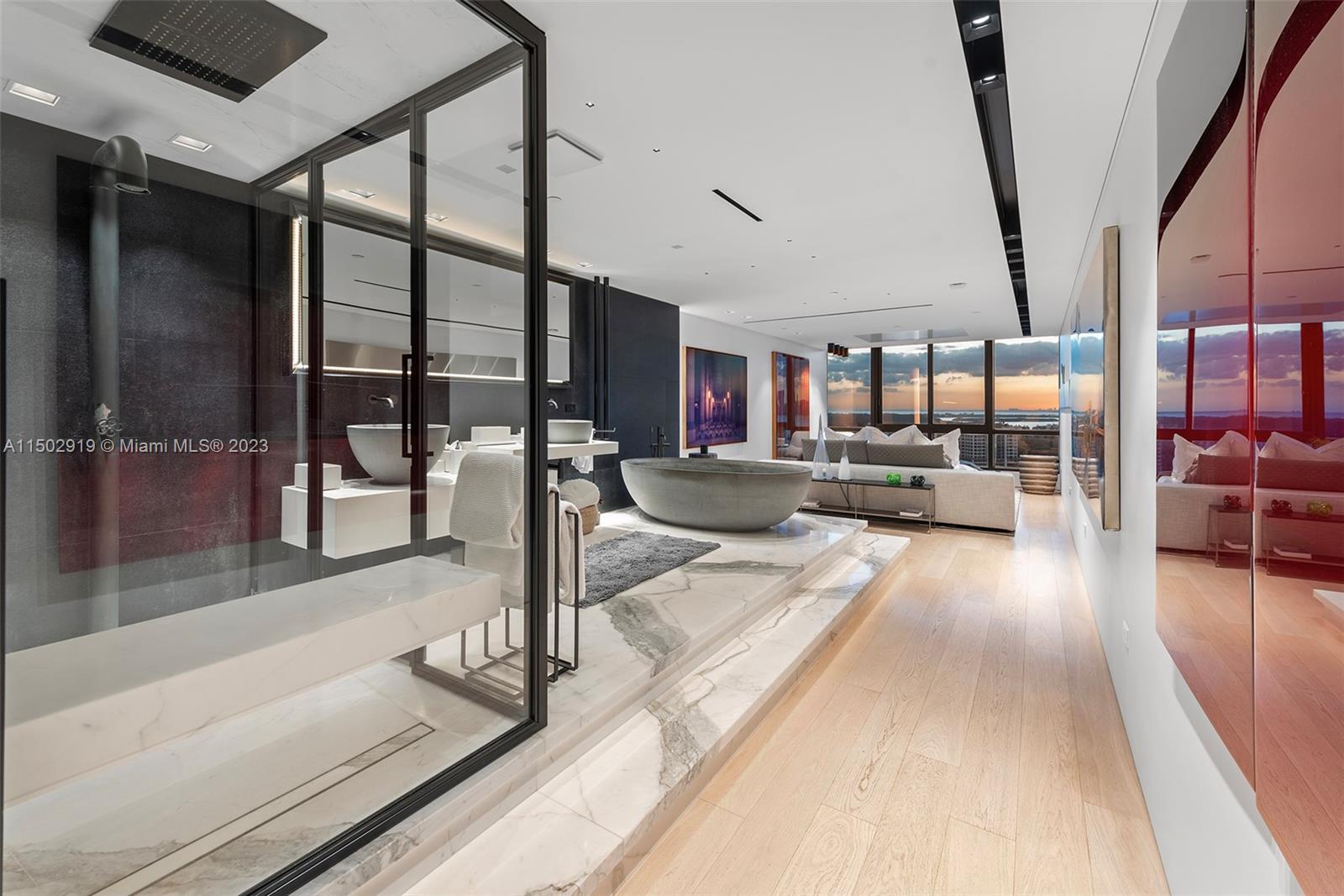 CONTINUUM ON SOUTH BEACH - Residential