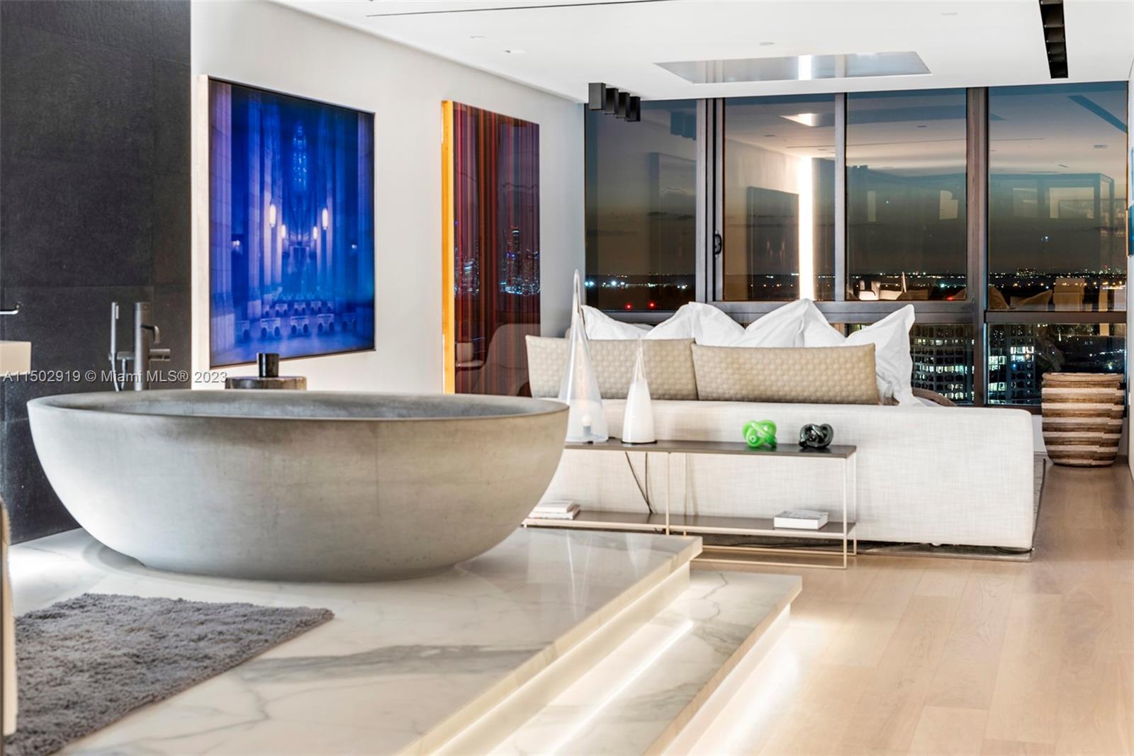CONTINUUM ON SOUTH BEACH - Residential
