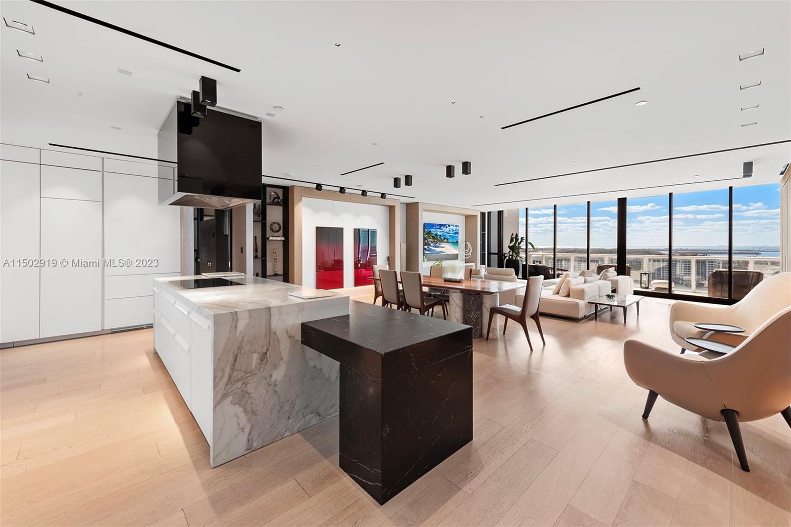 CONTINUUM ON SOUTH BEACH - Residential
