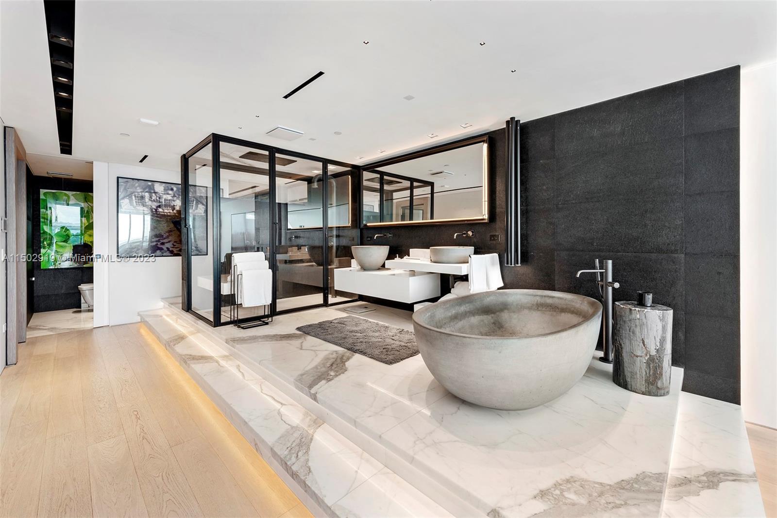 CONTINUUM ON SOUTH BEACH - Residential