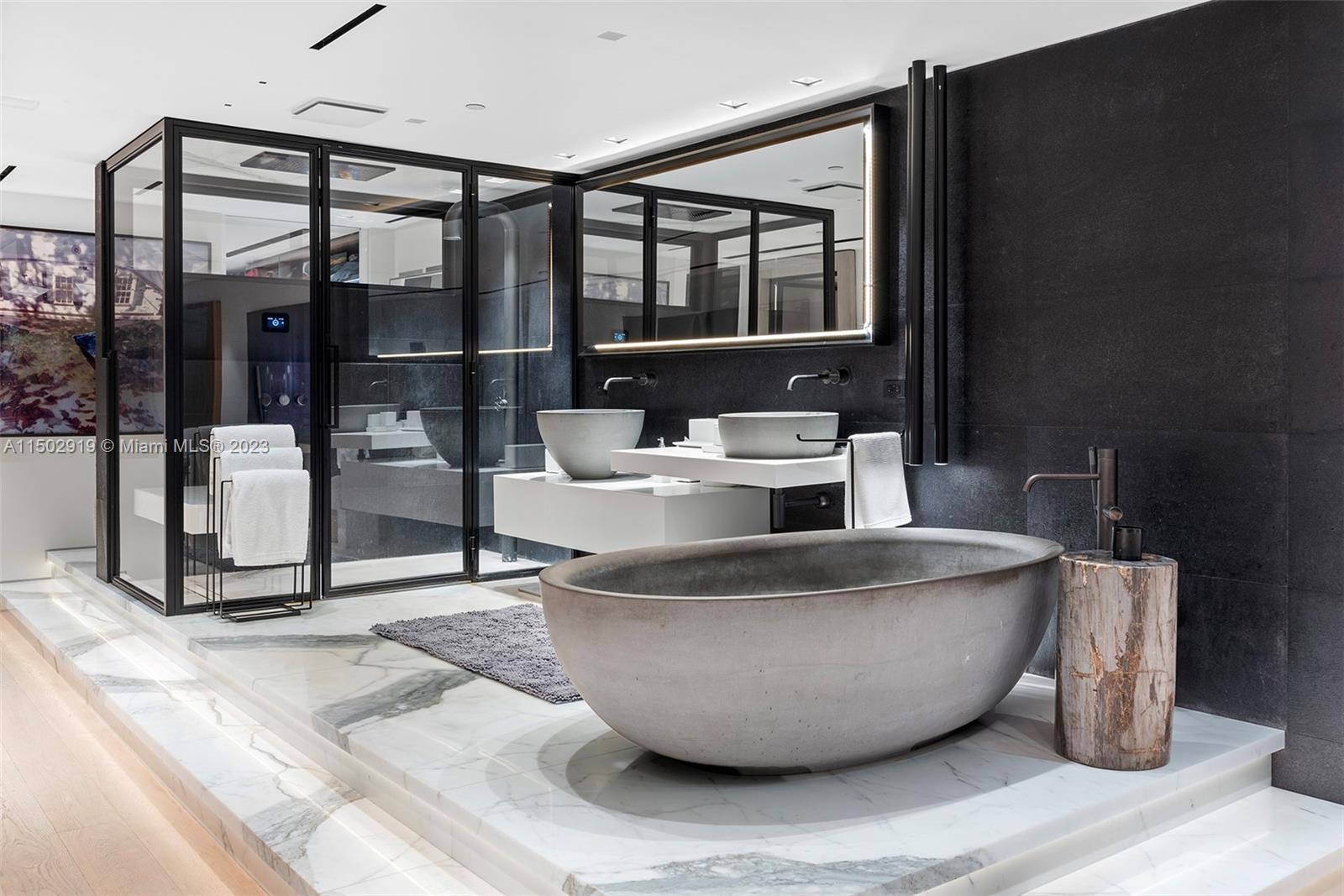 CONTINUUM ON SOUTH BEACH - Residential