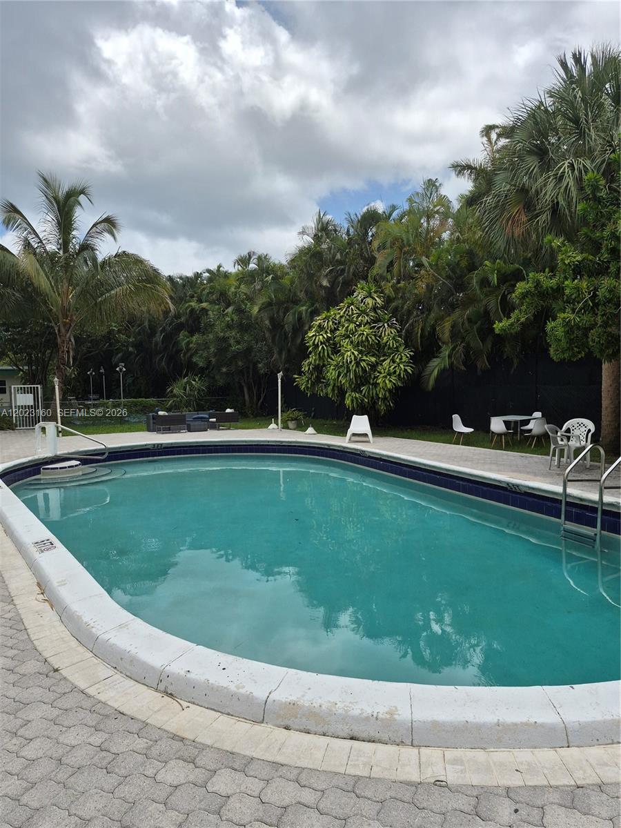 Close to everything, shopping, restaurants, and entertainment. Short drive to the beach. It can be rented immediately. Special assessment $ 178 p/month