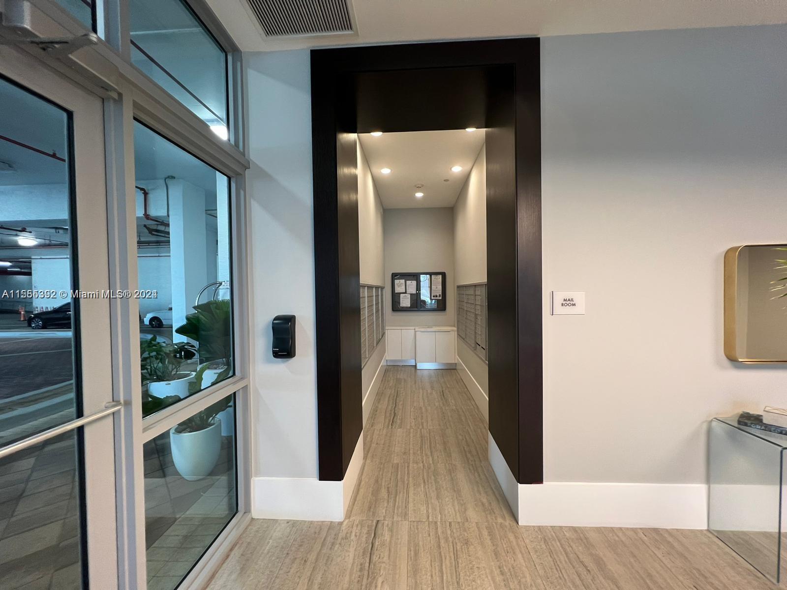 HOLLYWOOD STATION - Residential