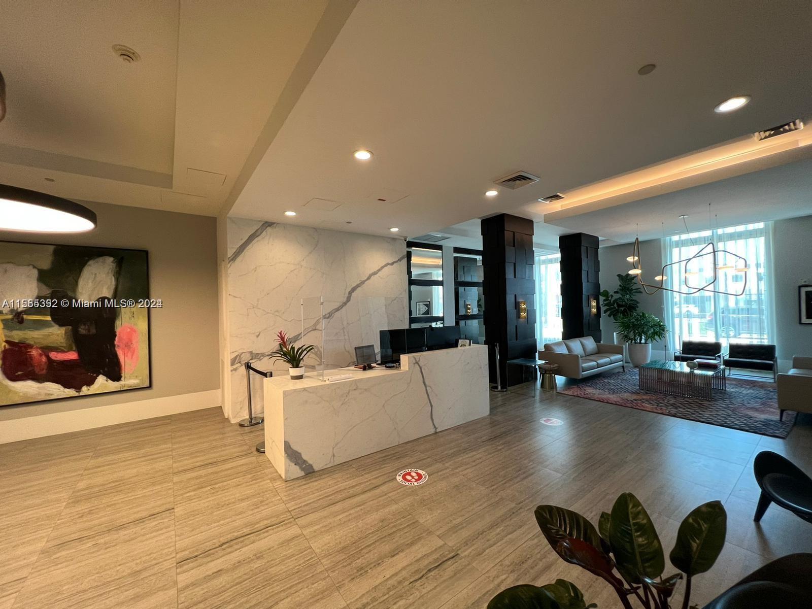 HOLLYWOOD STATION - Residential