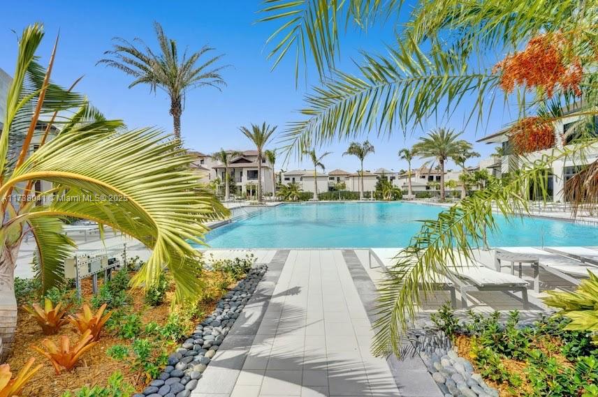 DOWNTOWN DORAL SOUTH PHAS - Residential