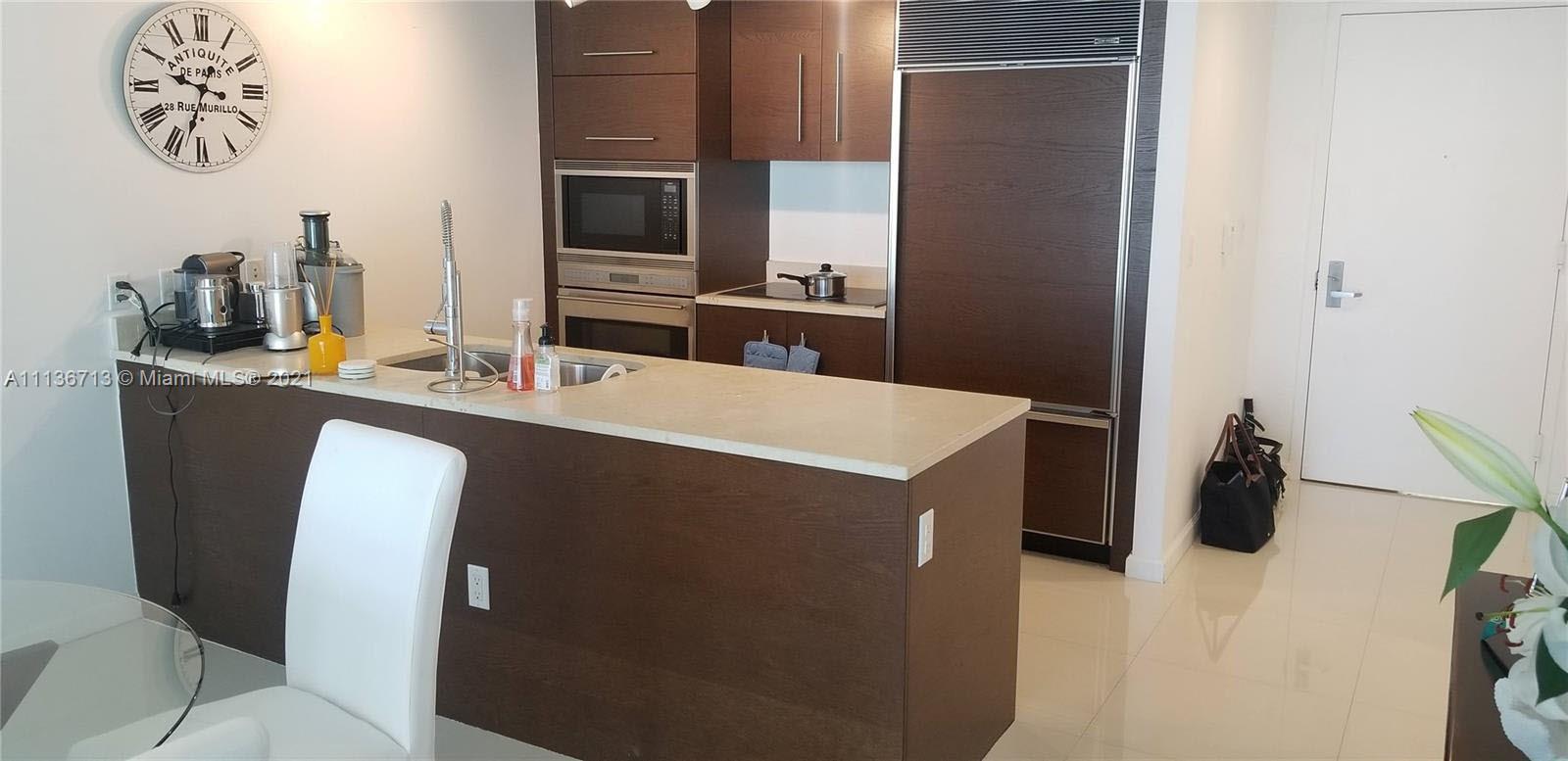 Large 1 Bed 1 bath unit with views of Brickell, facing north including the River and Epic Hotel. Spa in the building, huge pool ready for your enjoyment. Be in the middle of all of what Brickell has to offer, in the same building as Cantina La Veinta and Cipriani. Won't last!