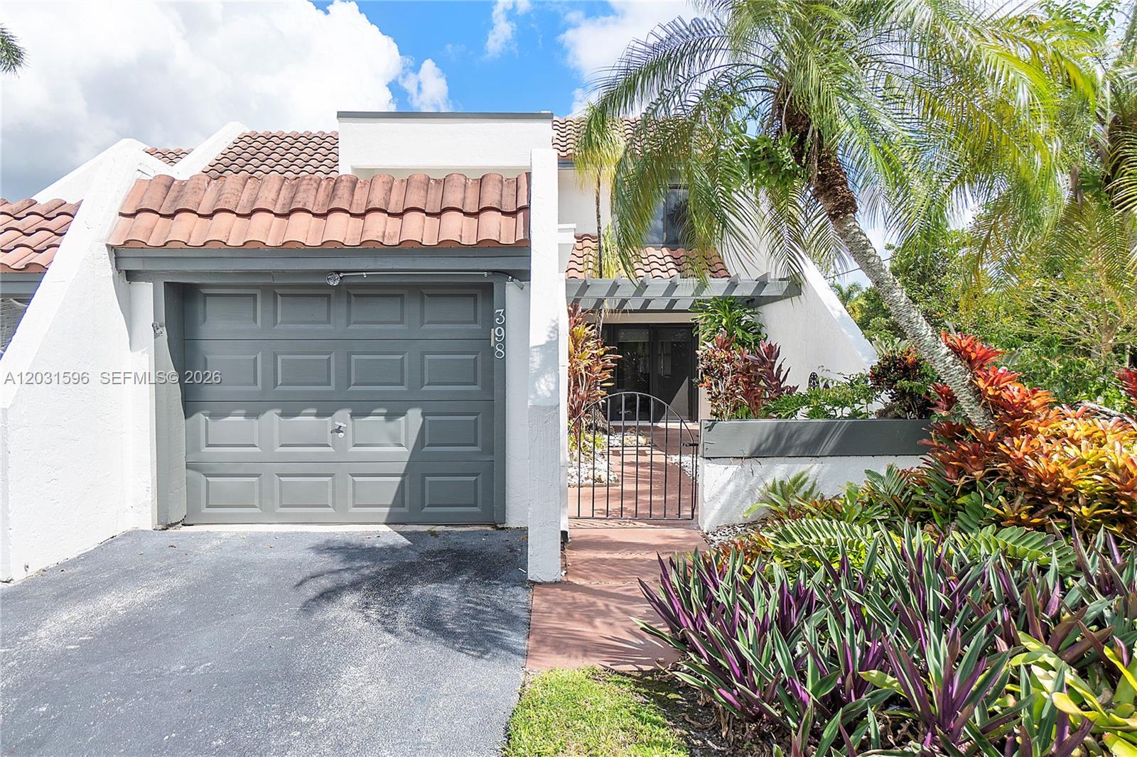 Beautifully Updated 3 Bed, 2.5 Bath Corner Townhome With Attached 1 Car Garage in Weston! Updated Kitchen
With Granite Countertops And Stainless Steel Appliances Including Refrigerator, Electric Range, Microwave And
Dishwasher. Laundry Area Attached To Kitchen On Main Level. It Also Features A Breakfast Bar/Pass-Thru To The
Family Room. Half Bath Downstairs For Your Guests. Primary Suite Features A Walk-In Closet Plus Additional Closet
Space, Separate Office Area, & Balcony. The En-Suite Bathroom Features A Walk-In Shower, Roman Soaking Tub, &
Dual Sink Vanity. Second Bedroom Has A Balcony And Third Bedroom Has A Walk-In Closet. Screened Patio With
Fan For Your Comfort. Fantastic School District. Access To The Bonaventure Club And Golf Course. No Smoking
Allowed. New tenant can move in 8/01/2026