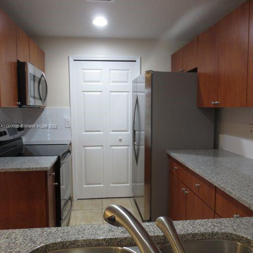 THE COURTS AT DORAL ISLES - Residential Lease