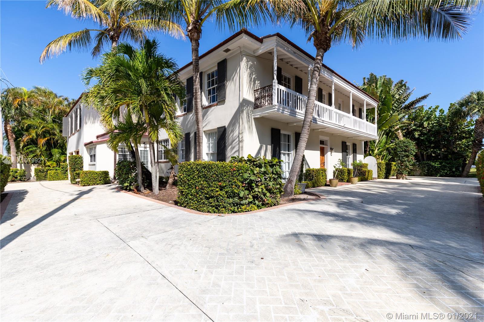 Highly coveted North End home located on quiet Queens Lane. A quick 30 second walk to the ocean, this property includes private deeded beach access, beach cabana and day dock- exclusive to Queens Lane residences! The home is located on a corner lot featuring 6 bedrooms, 4.5 bathrooms, 2 car garage and ample living and dining space. Walls of windows and French doors allow for a light and airy entertaining space. Beautiful new exterior balcony just completed. Harwood floors, large second story deck, fireplace and much more!
