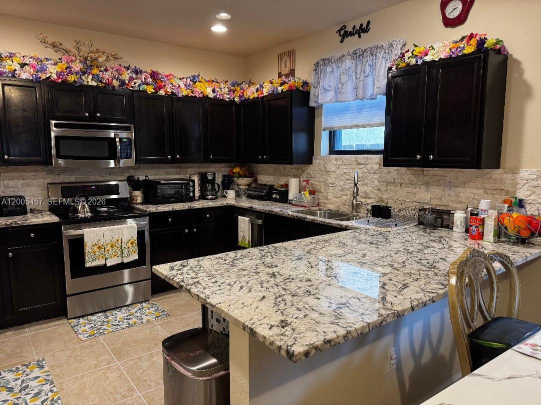 BAYWINDS OF FLORES - Residential