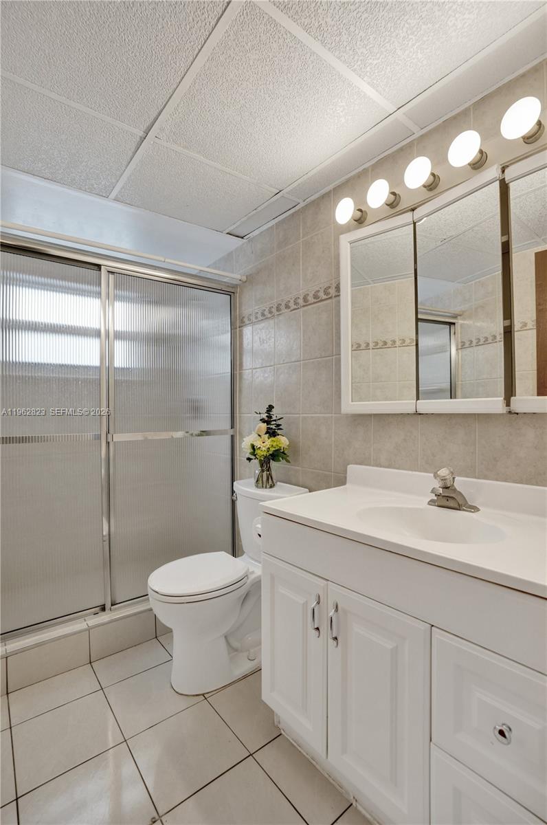 LAUDERDALE OAKS CONDO XI - Residential