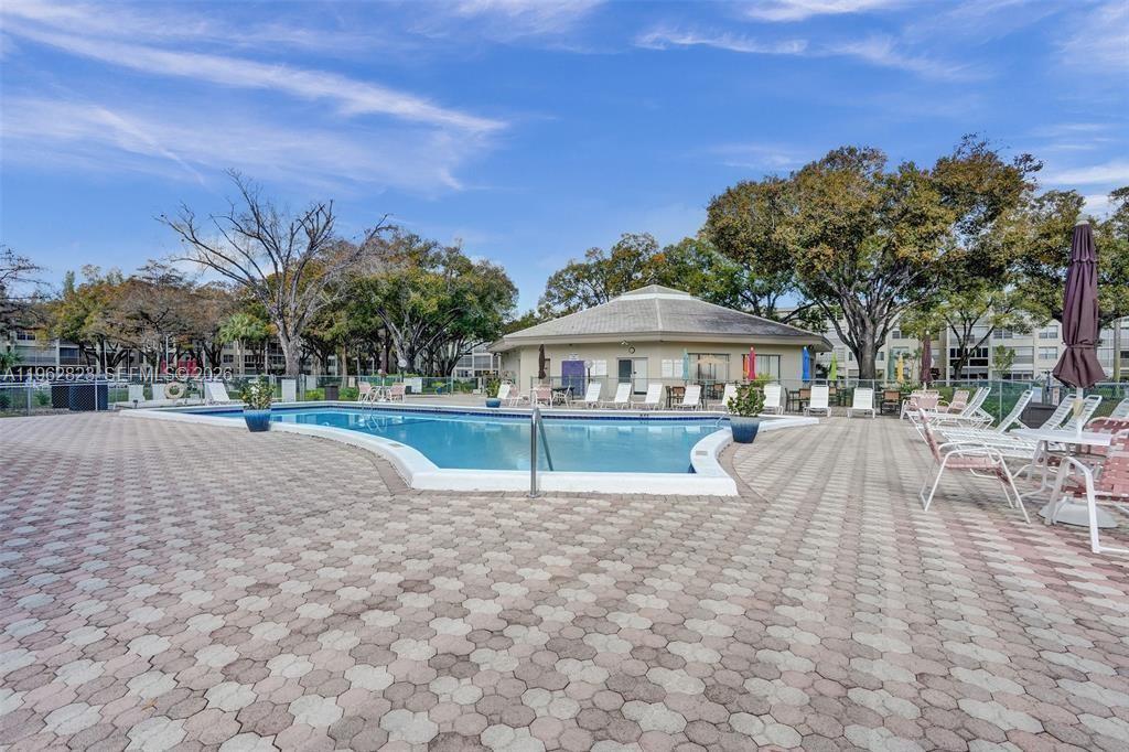 LAUDERDALE OAKS CONDO XI - Residential