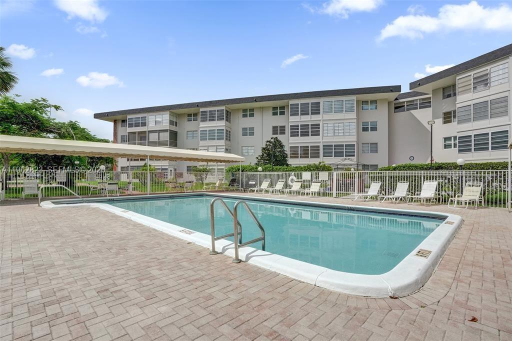 LAUDERDALE OAKS CONDO XI - Residential