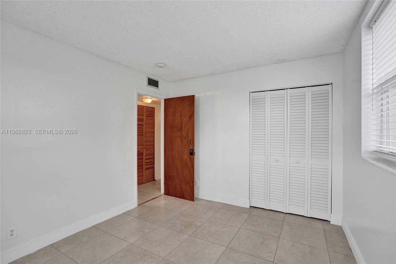 LAUDERDALE OAKS CONDO XI - Residential
