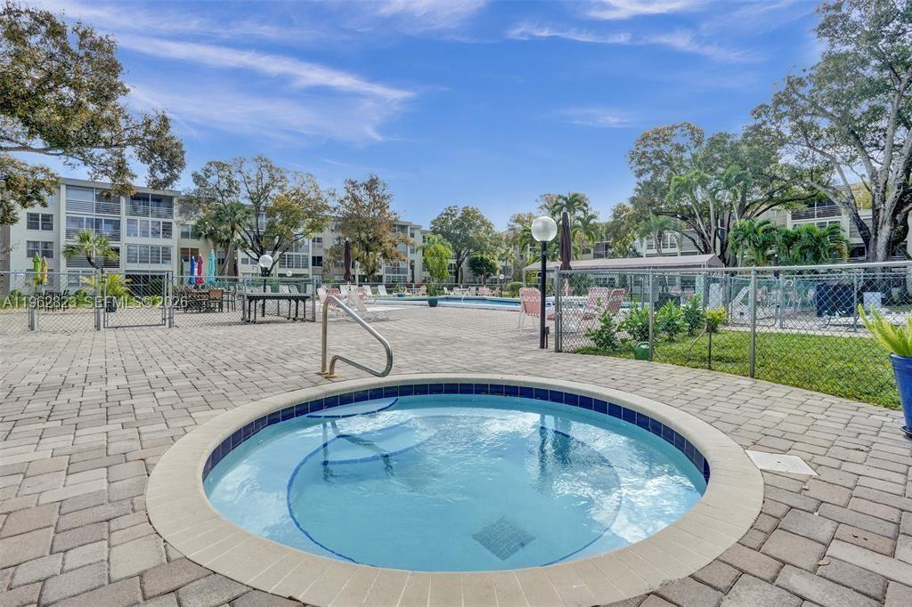 LAUDERDALE OAKS CONDO XI - Residential