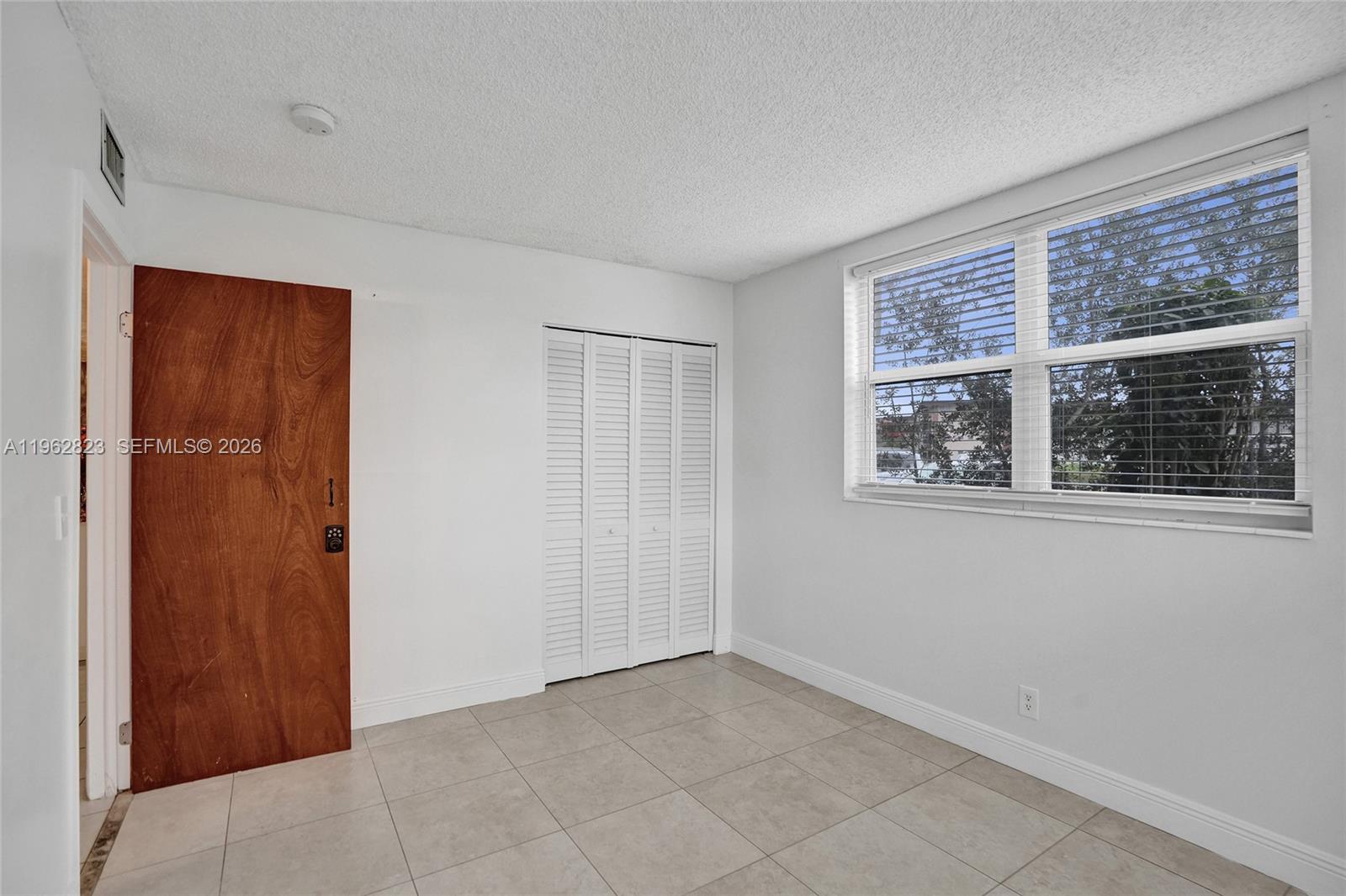 LAUDERDALE OAKS CONDO XI - Residential