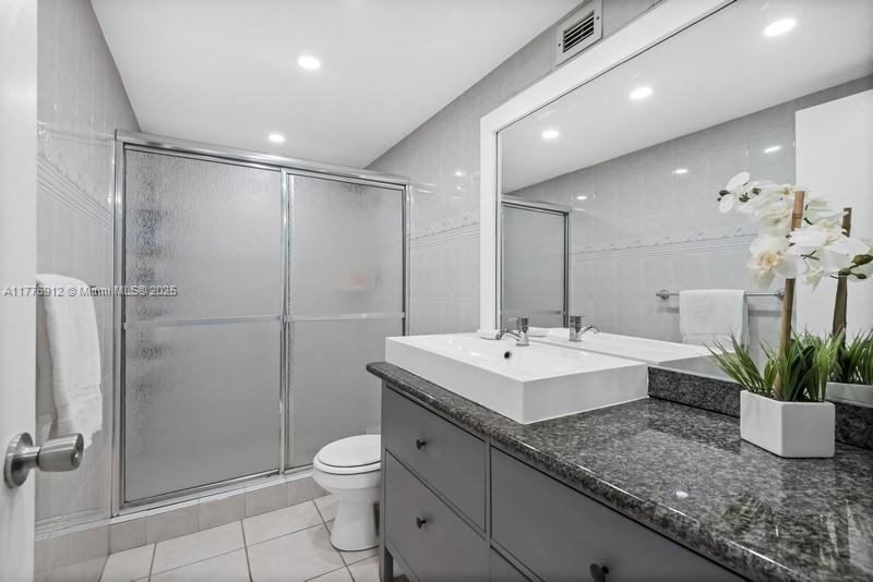 HALLMARK OF HOLLYWOOD CON - Residential Lease