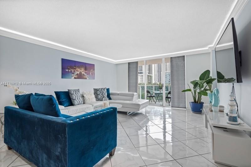 HALLMARK OF HOLLYWOOD CON - Residential Lease