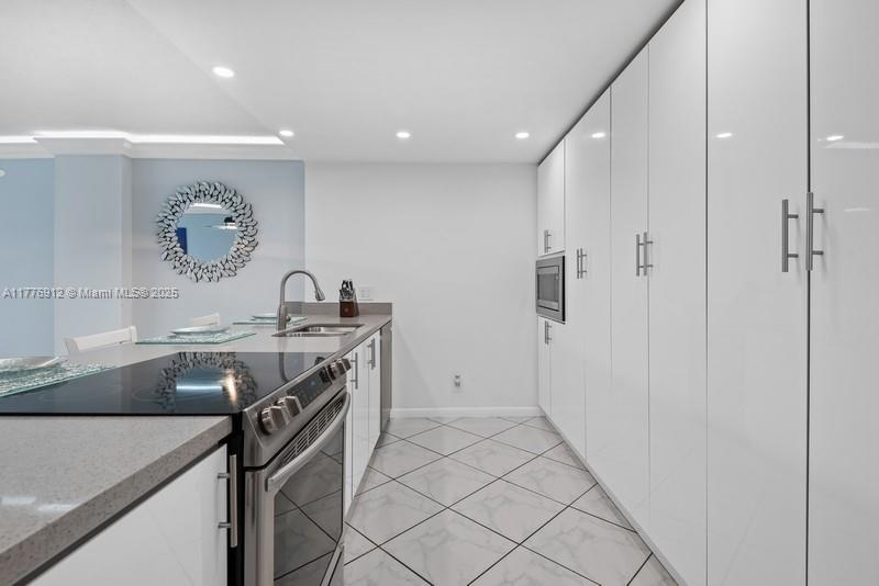 HALLMARK OF HOLLYWOOD CON - Residential Lease