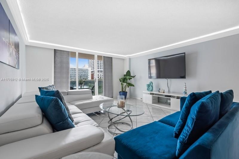 HALLMARK OF HOLLYWOOD CON - Residential Lease