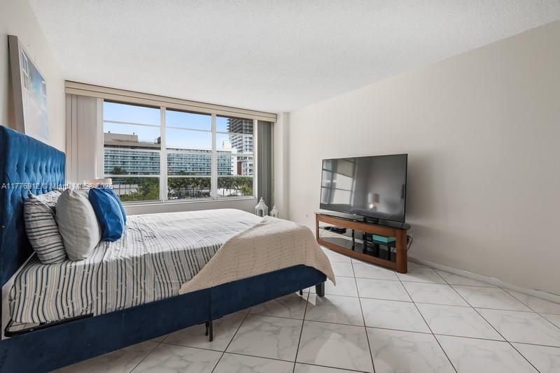 HALLMARK OF HOLLYWOOD CON - Residential Lease