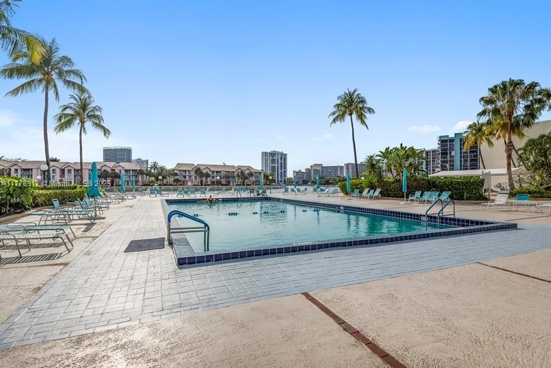 HALLMARK OF HOLLYWOOD CON - Residential Lease