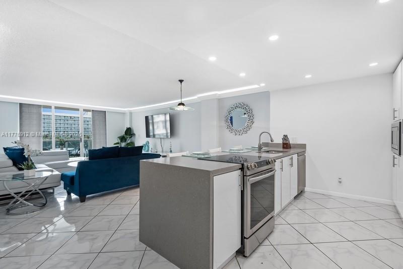 HALLMARK OF HOLLYWOOD CON - Residential Lease