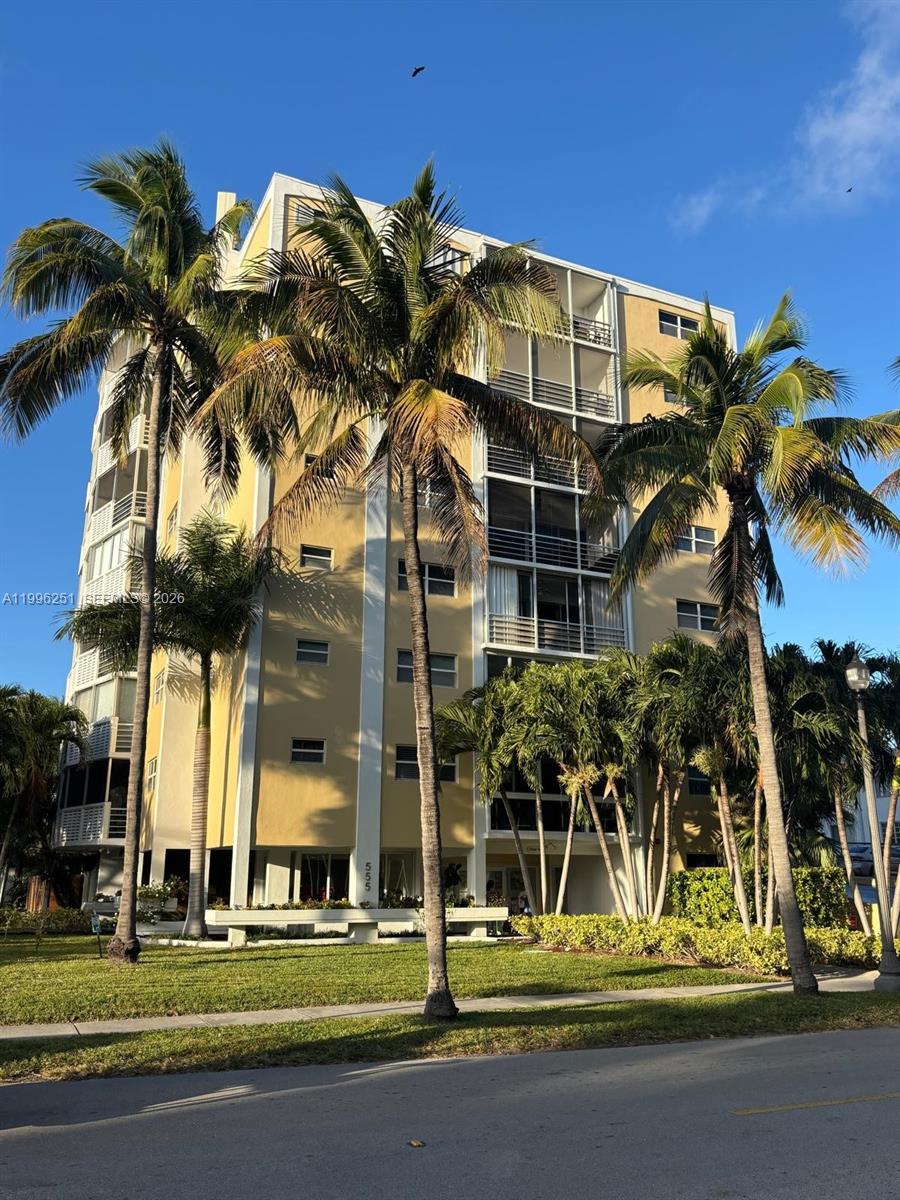 Bright and spacious 2 Bed / 2 Bath unit in the heart of Key Biscayne, one of Miami’s most desirable island communities. Just steps from top-rated schools, the Community Center, fine dining, supermarkets, boutique shopping, the park, and the beach. The unit includes one assigned covered parking space, with additional guest parking available. Features dishwasher, washer-dryer, in-unit. Experience the charm and lifestyle that only island living in Key Biscayne can offer - where everything you need can be reached by walking or biking.