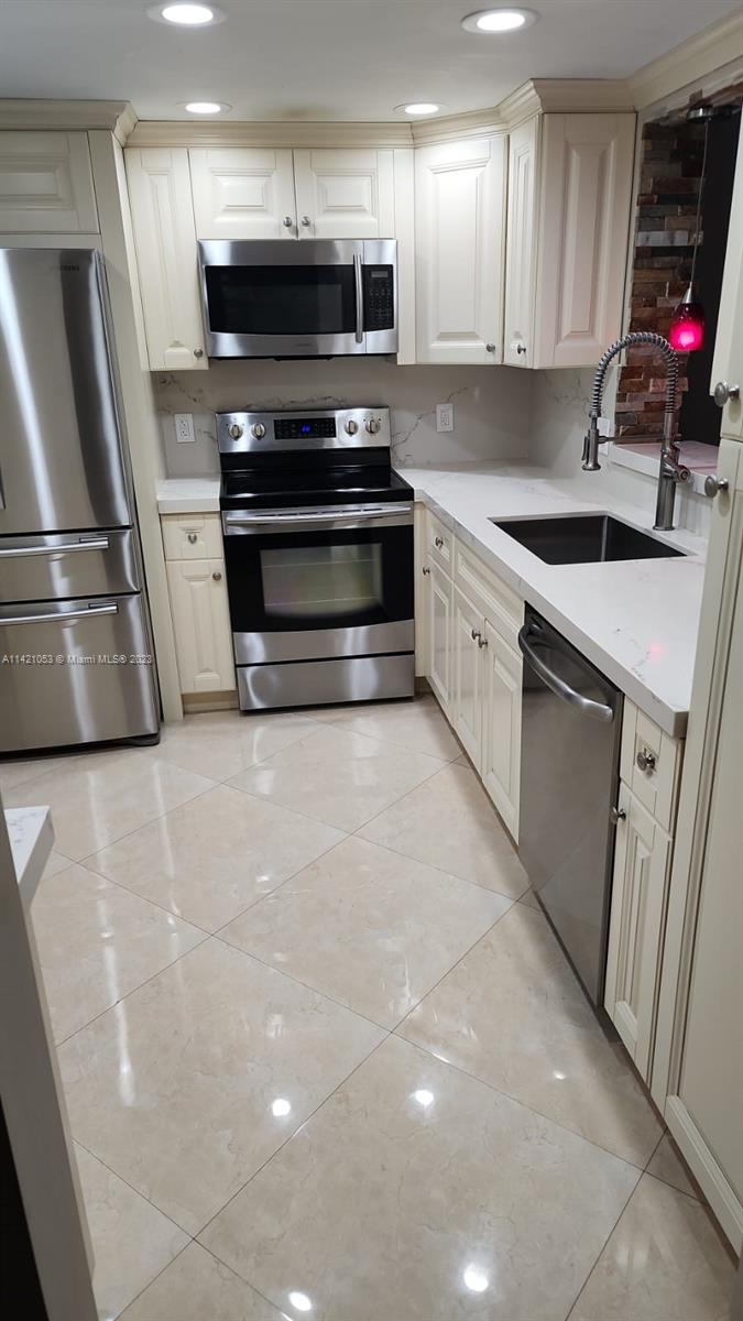 MEADOWBROOK CONDO APTS BL - Residential Lease