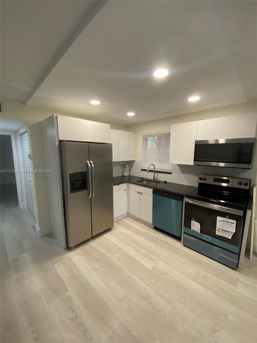 Recently renovated 2 bedroom apartment!! All new kitchen with granite countertops, new appliances, great location. EASY SHOWING! Freshly painted, renovated kitchen, stainless steel appliances, updated bathroom, high impact windows, in-unit laundry, and 2 assigned parking spots. PET FRIENDLY, with a dog park on the property. Located near to the Wilton Manors Elementary School and the Public Library, 5min walk from Wilton Drive and 10min drive from the beach. Don't miss this opportunity to MAKE THIS YOUR NEW HOME!