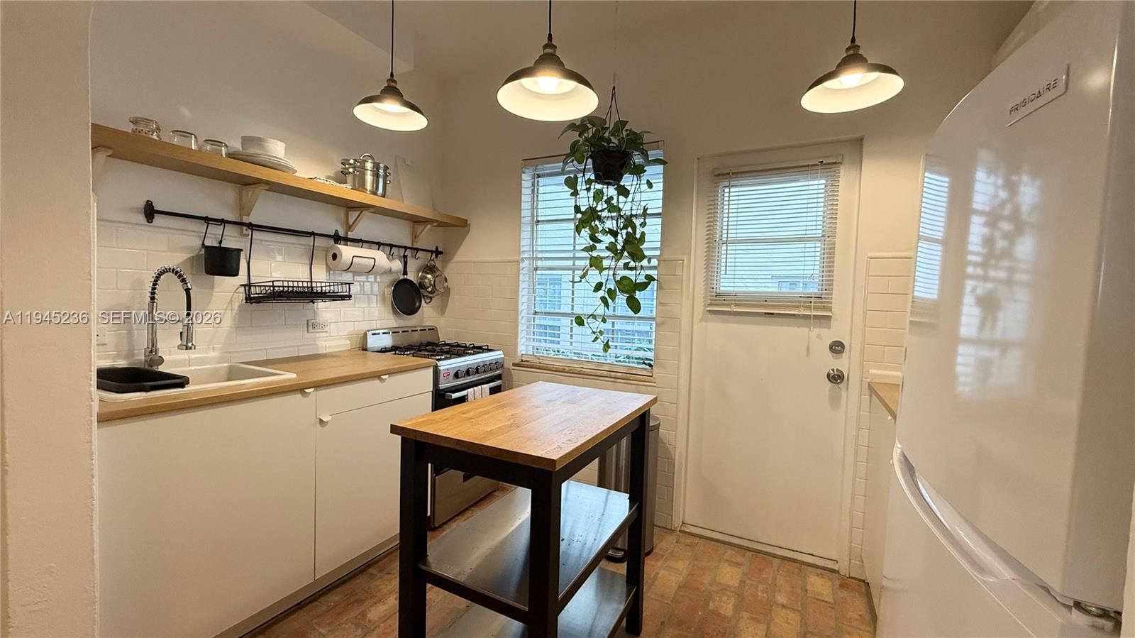 THE VINTAGE EAST CONDO - Residential