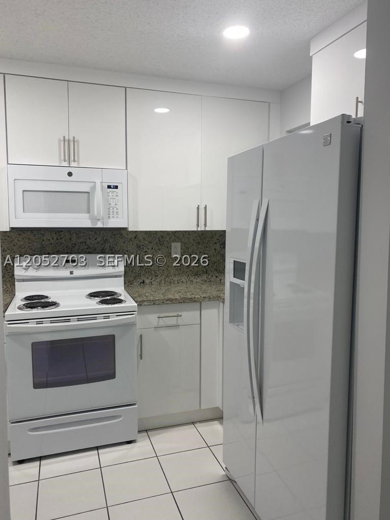 VILLAS AT BRISTOL PARK CO - Residential Lease