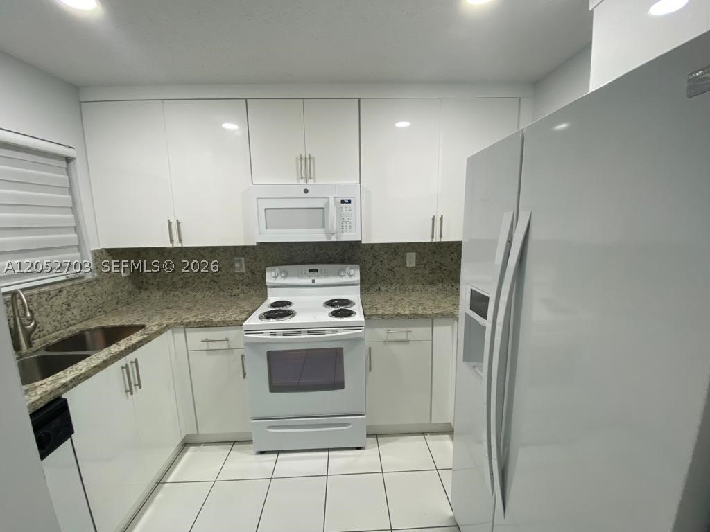 VILLAS AT BRISTOL PARK CO - Residential Lease