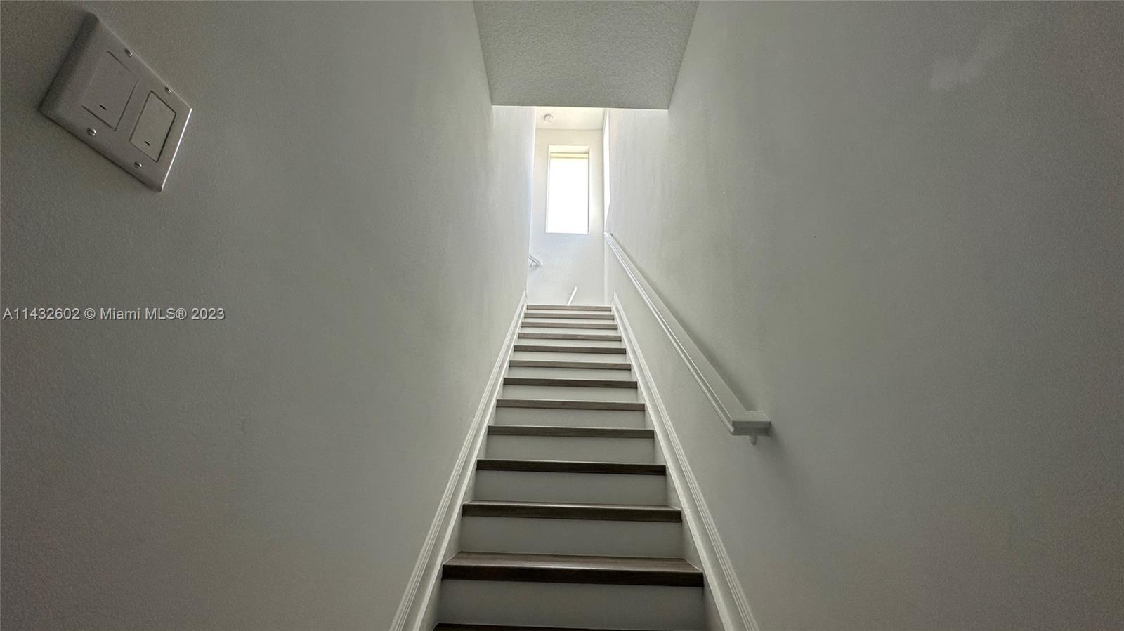 CRYSTAL LAKE 1ST SEC - Residential Lease