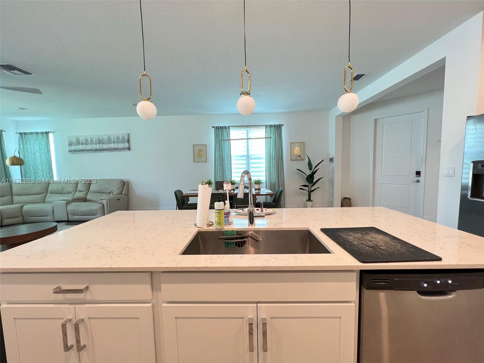 CRYSTAL LAKE 1ST SEC - Residential Lease