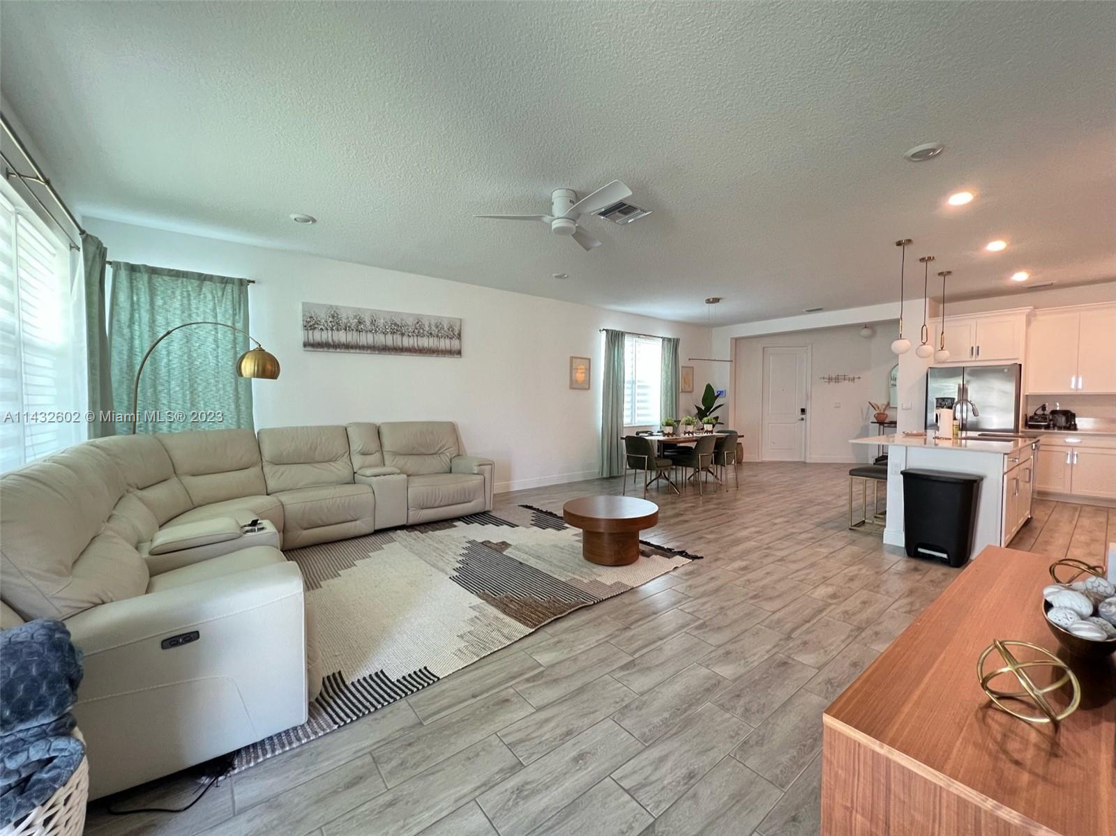 CRYSTAL LAKE 1ST SEC - Residential Lease