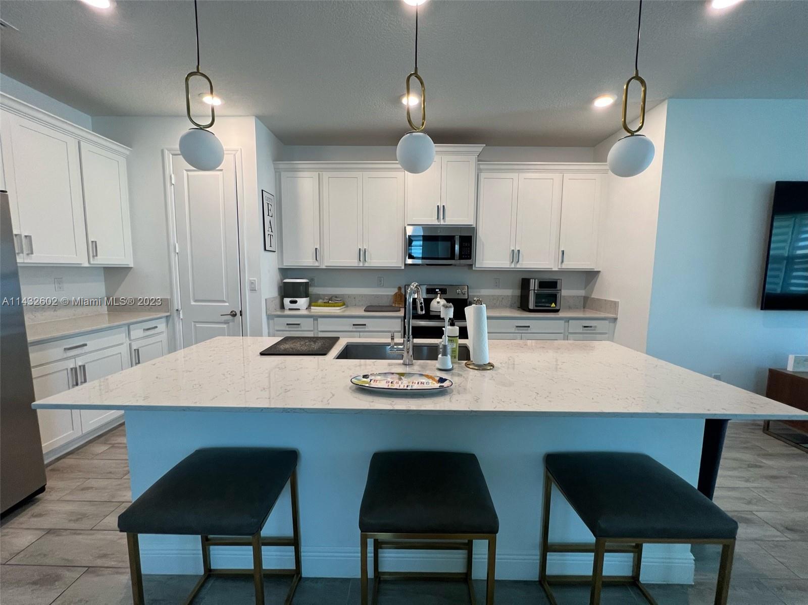 CRYSTAL LAKE 1ST SEC - Residential Lease